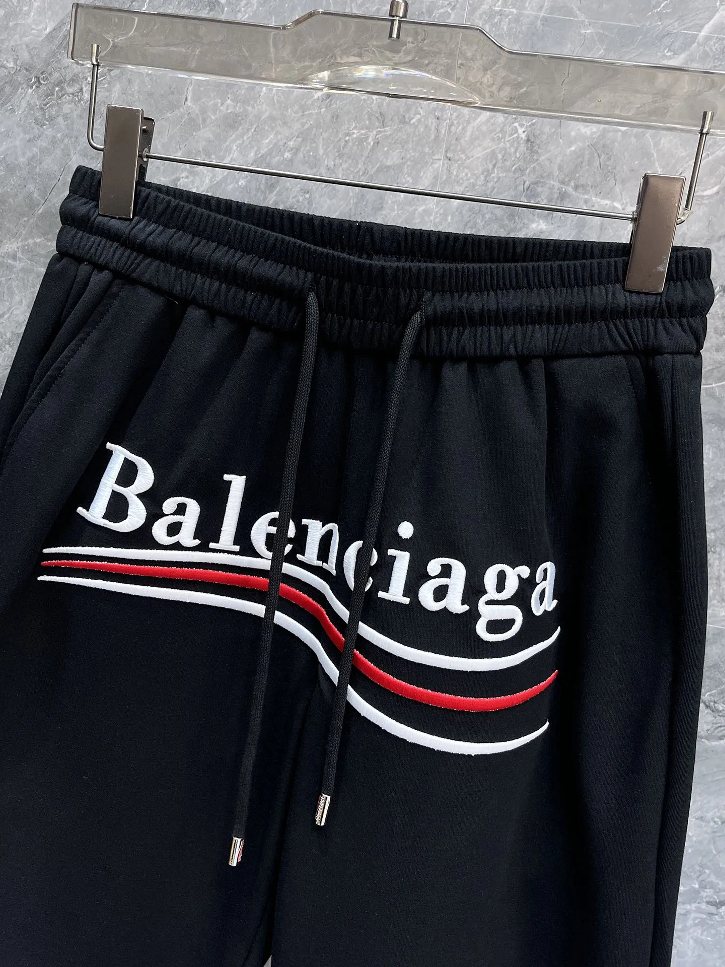 Balenciaga's three-standard complete 2026 summer New Arrival men's casual shorts, advanced custom-made Breathable fabric, Breathable fabric, extremely stretchy and comfortable, impeccable details, top-grade accessories, original logo design concept, delicate and soft feel! The upper body fit is awesome! Size: M-XXXL Please state your height and weight when ordering